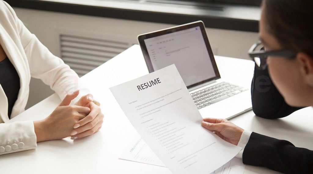 Teknologi yang semakin canggih memungkinkan kamu mencari kerja di LinkedIn. Aplikasi ini berisi orang-orang profesional dalam hal pekerjaan. Tidak hanya itu, orang-orang tersebut juga bekerja di perusahaan bonafide.