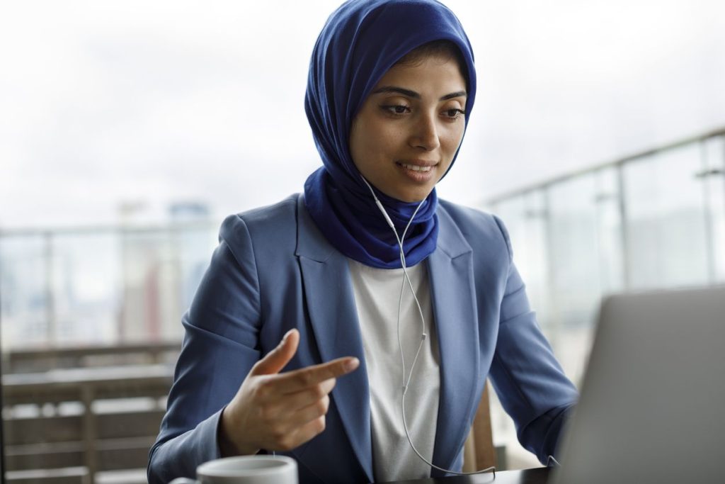 Tips hari pertama kerja sangat dibutuhkan oleh banyak orang, terutama jika baru kali pertama masuk kantor. Hal tersebut karena hari pertama akan memberikan kesan tersendiri kepada karyawan lain.