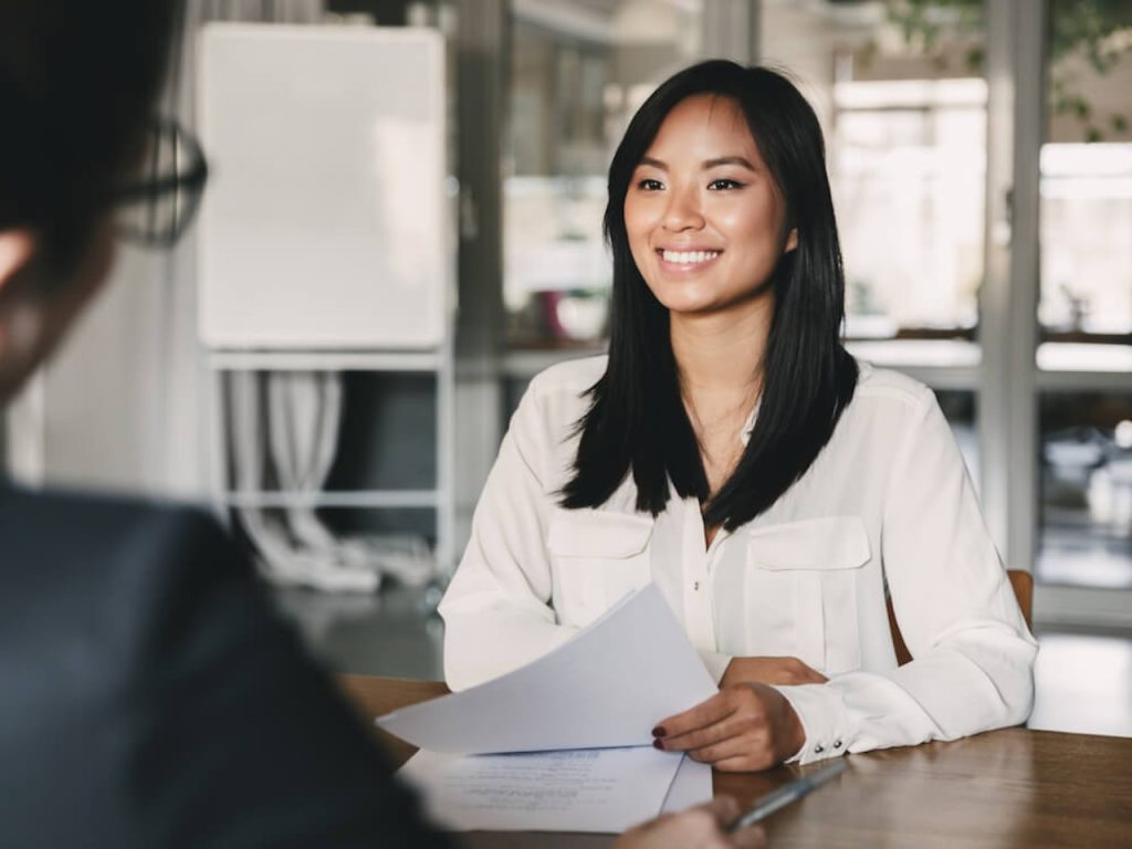 Alasan pindah kerja setiap karyawan baru pastinya berbeda-beda saat memutuskan untuk mencari pekerjaan baru. Berbagai alasan tersebut dapat berupa personal ataupun profesional dan biasanya akan ditanyakan saat interview.