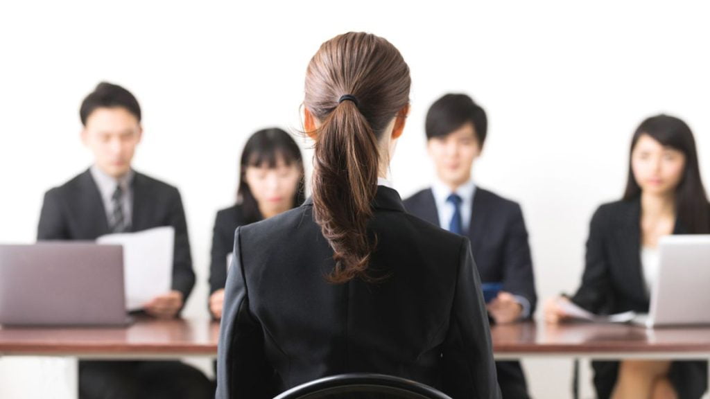 Banyak pencari kerja kerap bingung ketika menjawab pertanyaan interview yang sulit. Setiap orang tentunya tetap ingin berusaha memberikan jawaban terbaik supaya nilainya tidak sampai berkurang.